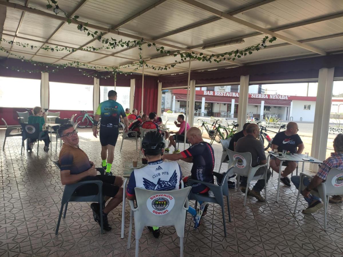 Hostal Restaurante Bar Cafeteria La Melchora Посадас Екстериор снимка